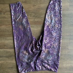 Lola getts animal print leggings